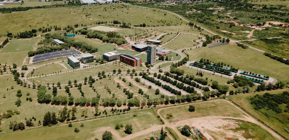 Vista aérea del campus de la UES21 frente al aeropuerto de Córdoba. Son 33 hectáreas. (Gentileza)