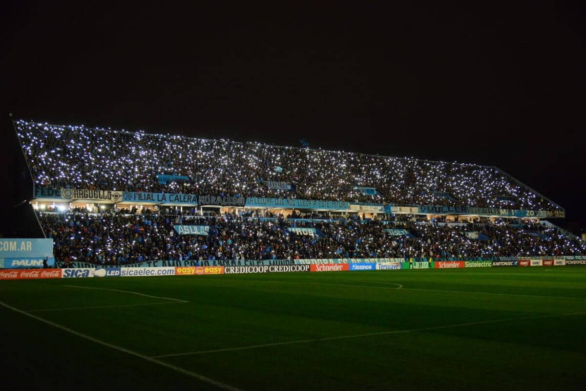 Corte de luz en Alberdi y la tremenda reacción de los hinchas de Belgrano. (Facundo Luque / La Voz)