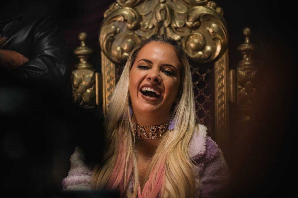 Ale Maglietti en el video Los Palmeras