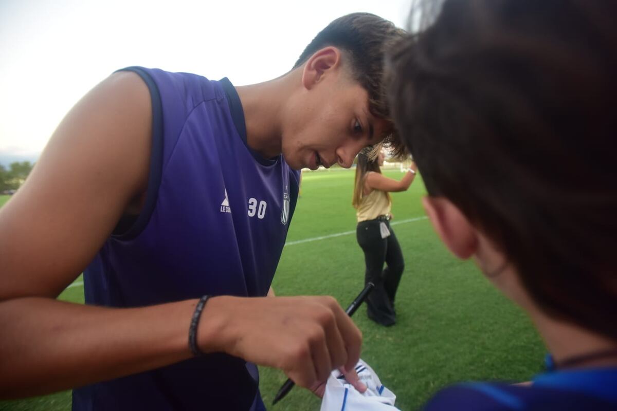 Talleres: el entrenamiento abierto reforzó el vínculo entre el plantel y su gente, en una tarde marcada por el viento y el aliento constante. (Javier Ferreyra / La Voz)