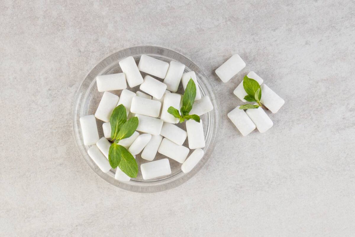 Científicos japoneses demostraron que la stevia fermentada elimina células de cáncer de páncreas en laboratorio, sin dañar células sanas. (Freepik)