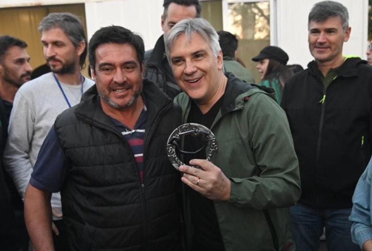 El intendente Martín Llaryora entrega reconocimientos a recicladores. (Municipalidad).