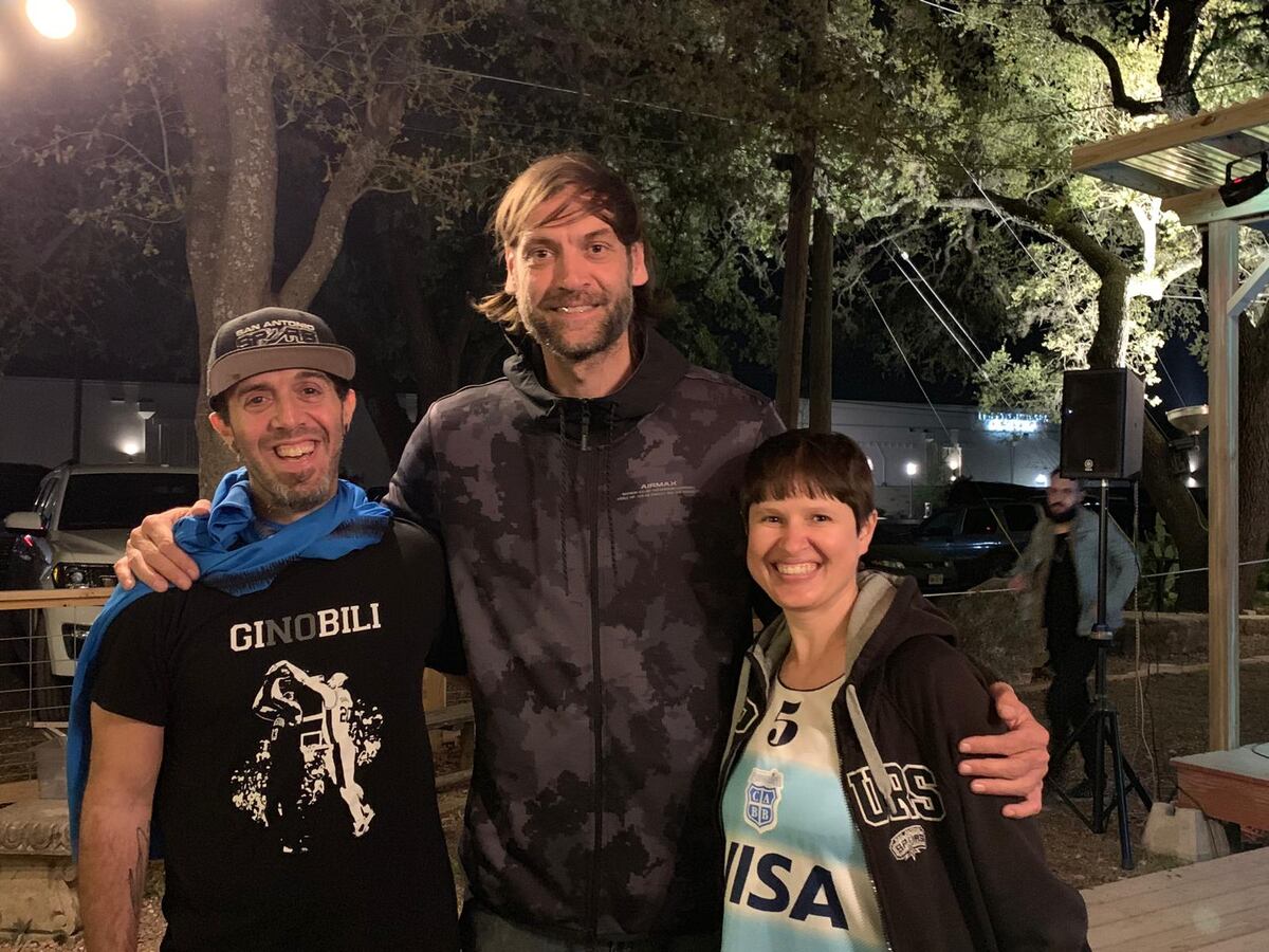Gustavo Kuzner es un argentino que vive en Los Angeles, fanático del básquet, y que se hizo hincha de Instituto. En la foto junto a Fabricio Oberto. (Gentileza)