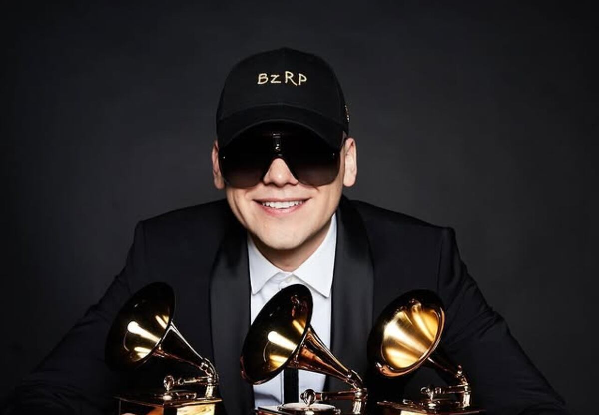 Bizarrap rodeado de Grammys, una imagen que se ha vuelto común para el productor. (Instagram).