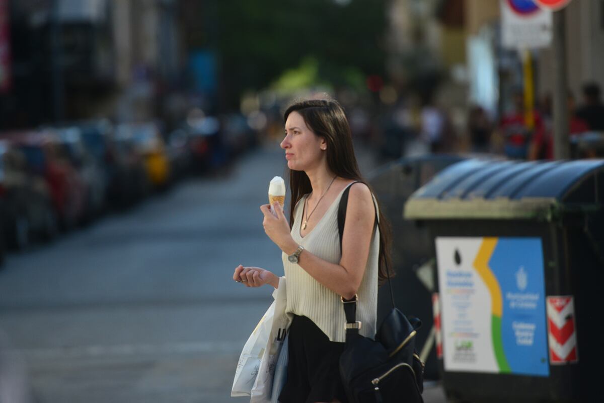 Calor en la ciudad de Córdoba, peatonal rio Suquía , plazas con gente acalorada y con botellas de agua mineral o helados haciendole frente al calor.
