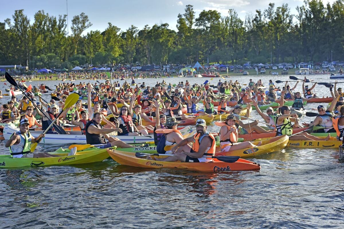 Remada nocturna de kayaks en Embalse. Edición enero 2026. (Municipalidad)