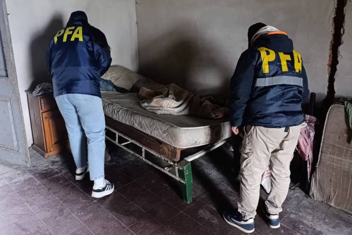 El hombre permanecía en una vivienda muy precaria que no tenía luz ni agua. (Infobae)