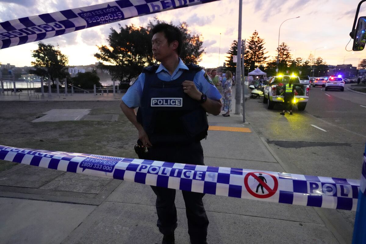 La policía acordonó una zona en Bondi Beach tras un presunto tiroteo en Sídney, el domingo 14 de diciembre de 2025. (Foto AP/Mark Baker)