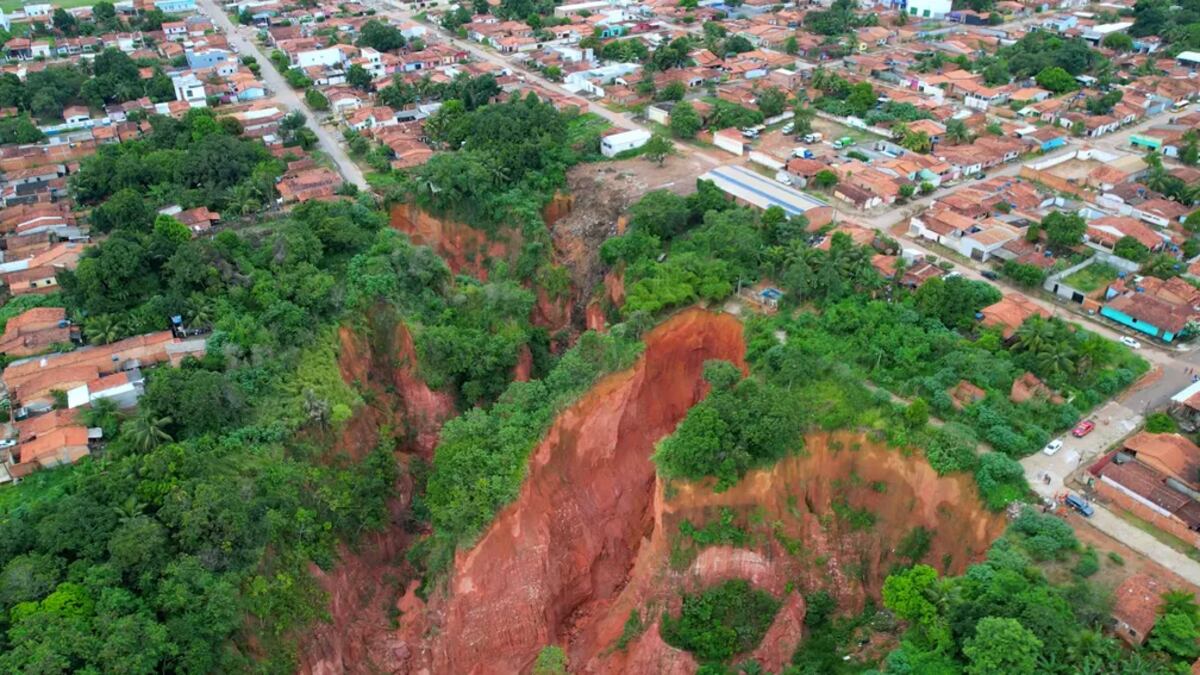 Enormes cráteres. (Foto: Video/Marinho Drones/ G1)