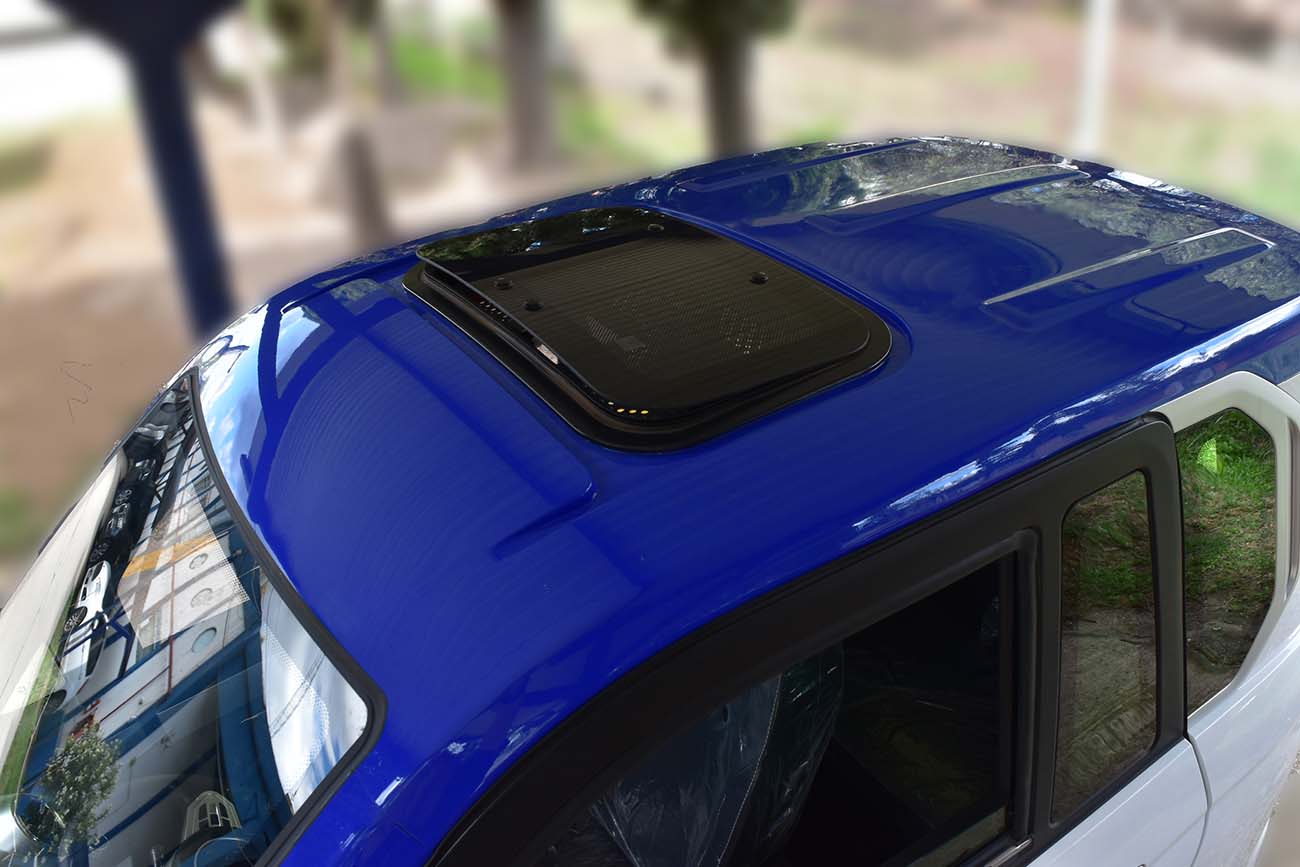 Dispone de un pequeño panel solar en el techo, a través del cual la batería se va recargando en parte.