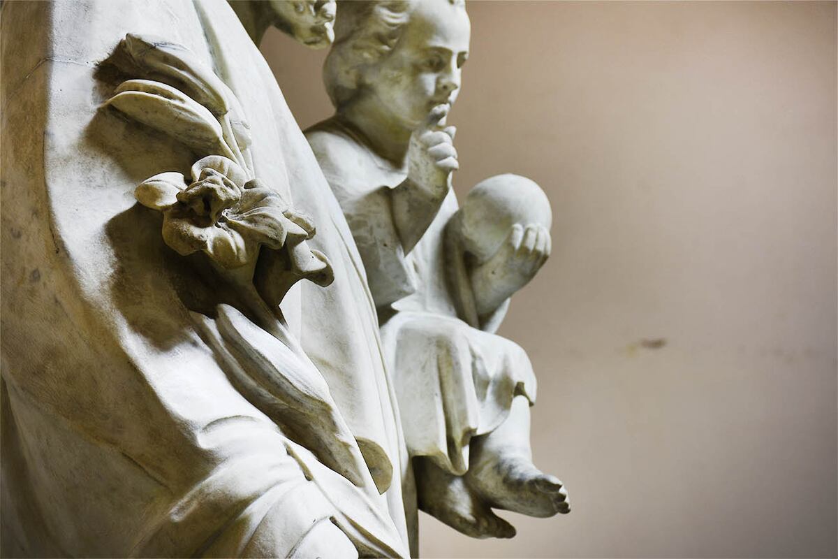 Detalles en la escultura de San José.