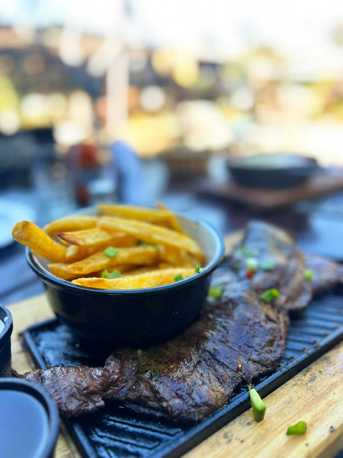Entraña con papas fritas.