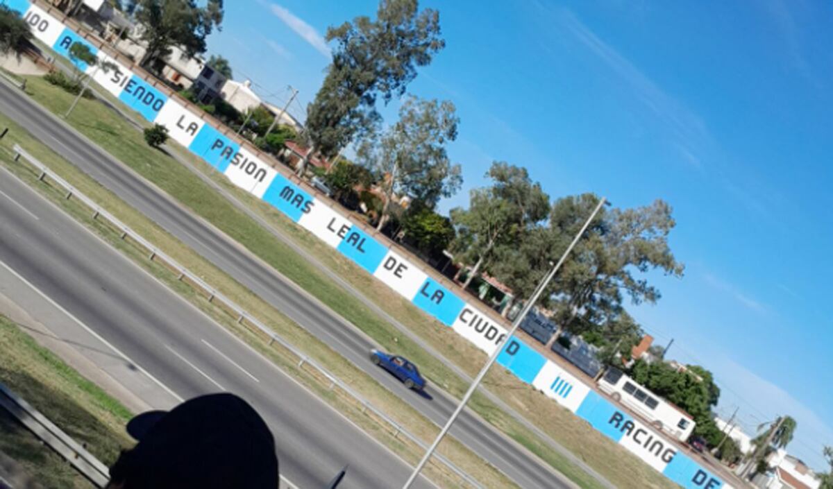 Las paredes de la ciudad ya tienen varios murales alusivos al centenario de la Academia cordobesa (Foto: Gentileza Martín CAR).