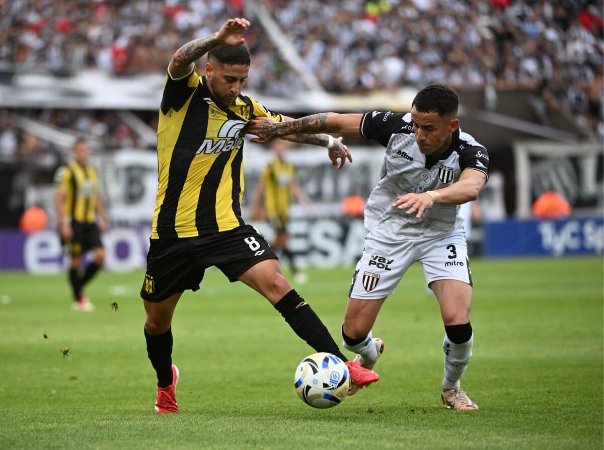 Deportivo Madryn y Gimnasia de Mendoza definieron el ascenso a Primera en el estadio de Platense. (Prensa Deportivo Madryn)