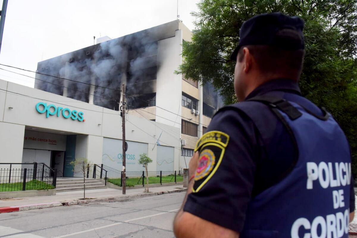 Incendio en el edificio de Apross. (José Gabriel Hernández / La Voz)