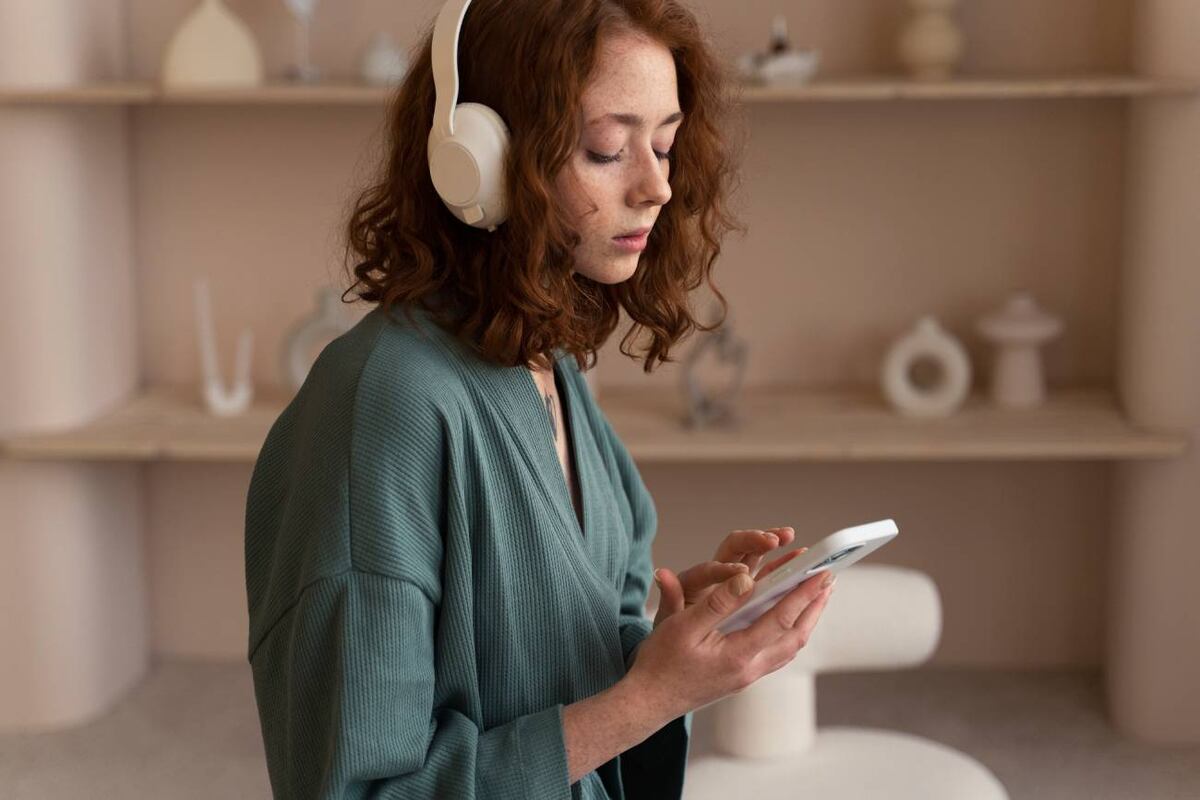 La música puede ser tu mejor aliada o tu peor enemiga a la hora de estudiar o trabajar. Cuáles canciones potencian tu concentración y cuáles te distraen. (Freepik)