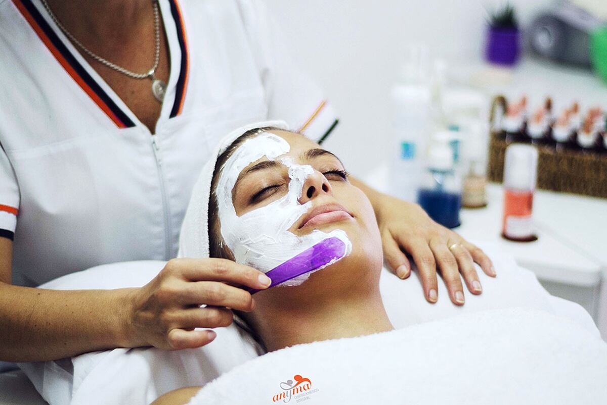 Prevención. Son los profesionales habilitados quienes deben llevar a cabo tratamientos orientados al cuidado estético. / Espacial Profesionales y Sociedad