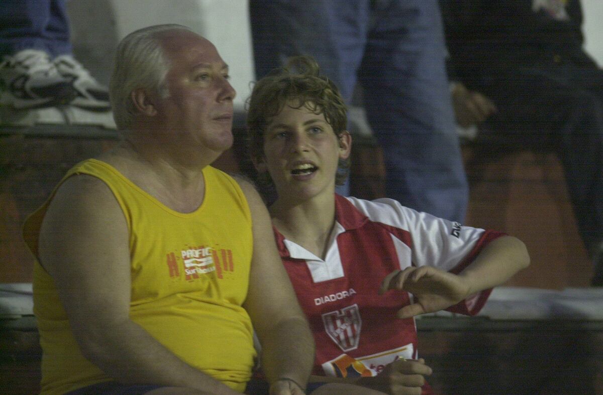Miguel "Tubo" Durán, hincha fanático de Instituto, junto a su hijo Flavio en el Monumental de Alta Córdoba.
