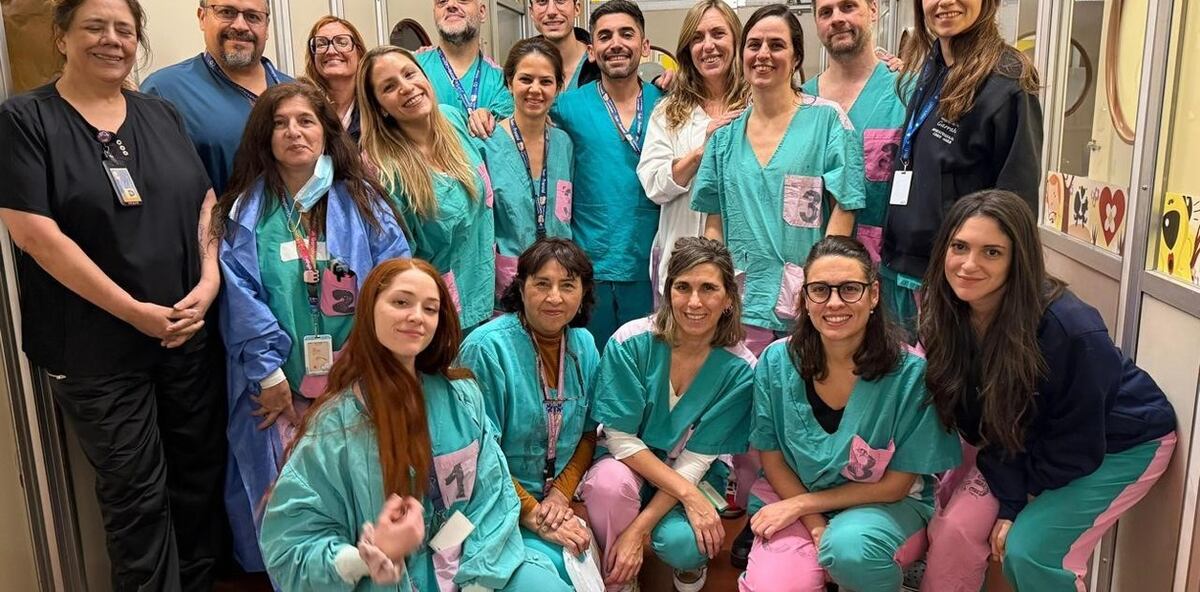 Los médicos del Hospital Garrahan, tras el parto de la beba que había atravesado una cirugía intrauterina de espina bífida