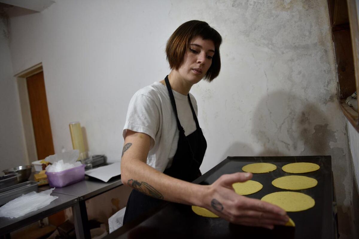 ID:6541068 Eliana, fabrica artesanalmente tortilla de maiz (Ramiro Pereyra/La Voz)