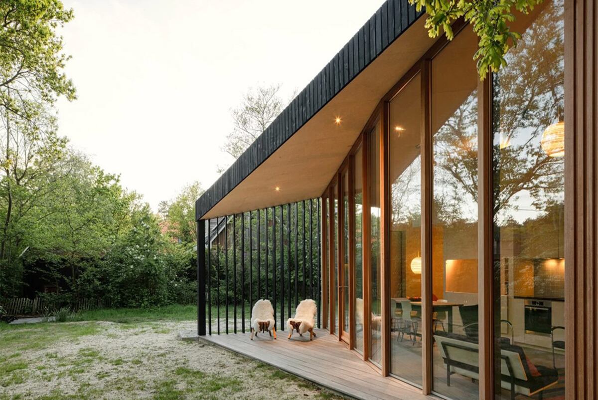 La casa está equipada con grandes ventanales que proponen conectarse con el bosque en el que está enclavada.