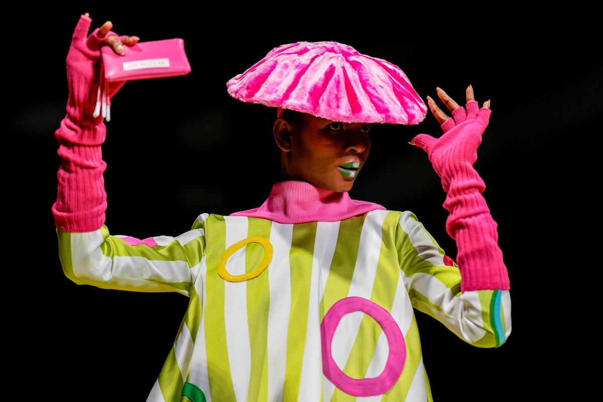 El colorido desfile de Agatha Ruiz de la Prada con prendas desechadas en el desierto de Atacama (AP / Manu Fernandez)