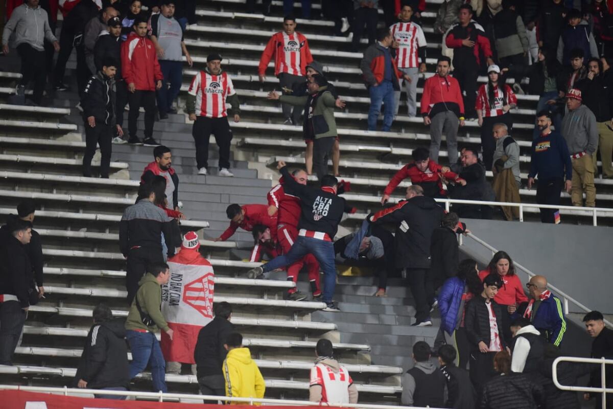 Peleas entre hinchas de Instituto en la platea Ardiles. (José Gabriel Hernández / La Voz)