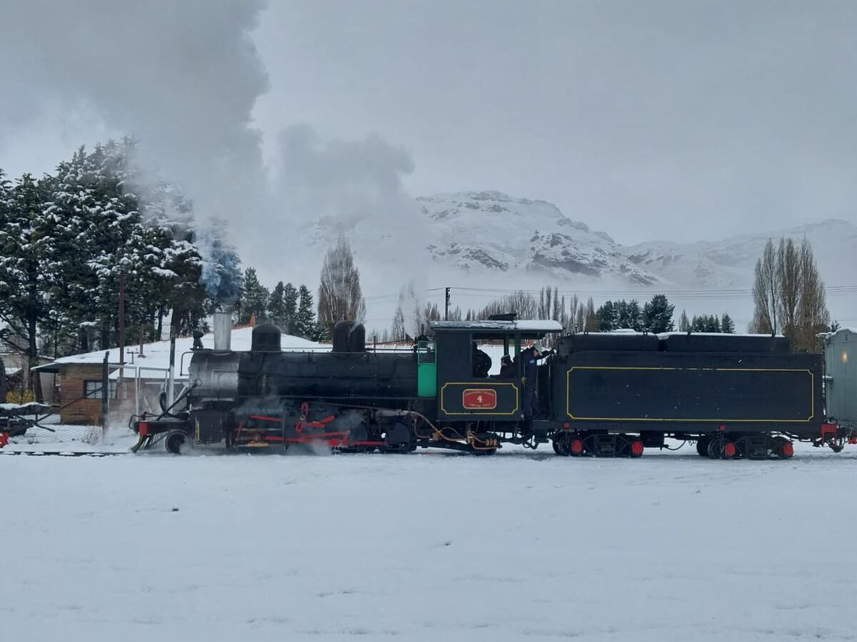 El Maitén con su pasado ferroviario ligado al Viejo Expreso Patagónico "La Trochita", sorprende con sus museos, su identidad cultural y su entorno serrano.