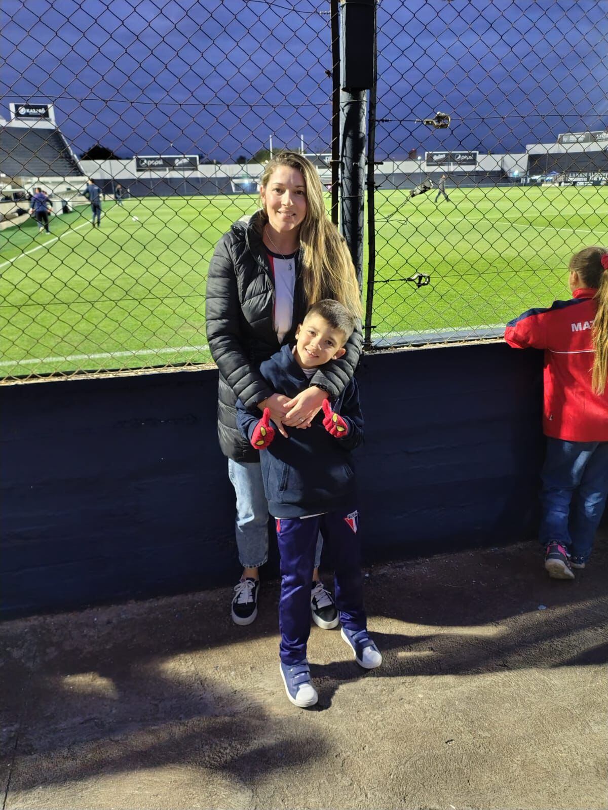 La hinchada de Compagnucci en la Boutique, su espoa Cintia y su hijo Genaro.