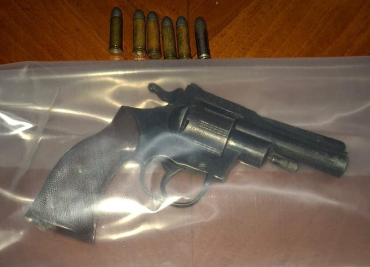 Allanamiento. El sujeto poseía dos armas de fuego. (Policía de Córdoba)