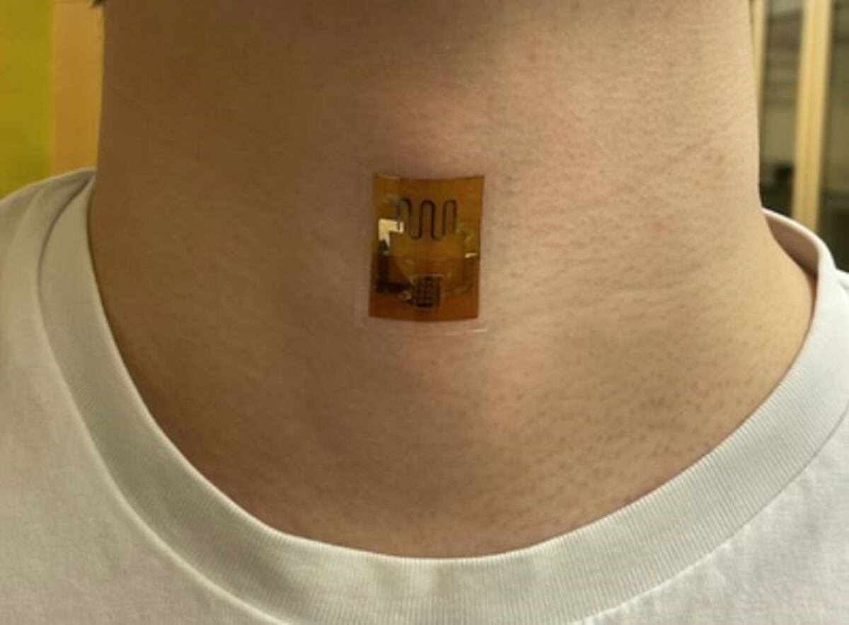 Un sensor alimentado por biopelícula, en el cuello, que mide la señal mecánica de la deglución. (Liu ET AL, 10.1038/S41467-022-3/Europa Press/DPA)