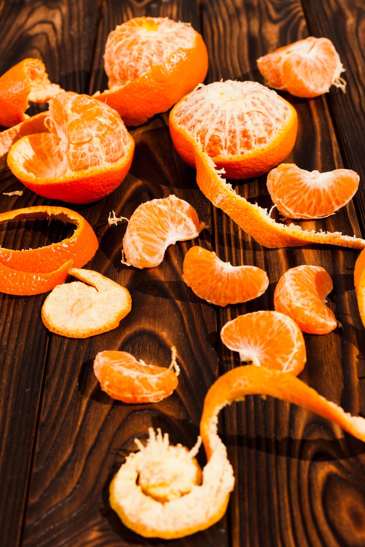 Las cáscaras de mandarina liberan aceites esenciales que ahuyentan insectos y perfuman los ambientes, sin químicos ni gasto extra. (Freepik)