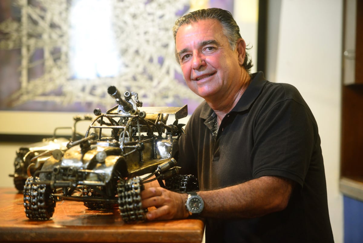 Tristán Pauli, arquitecto, artista, escultor, dibujante. Hace esculturas de metal con piezas de descarte, y sus dibujos representan ciudades imaginarias y animales articulados. (Nicolás Bravo)