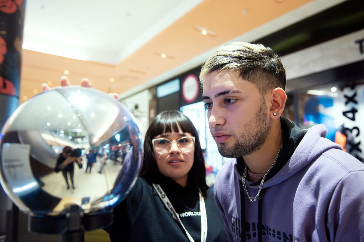 Tiempo atrás, una ignota compañía ofrecía criptomonedas a cambio del escaneo del iris. Muchos jóvenes se sumaron. (La Voz)