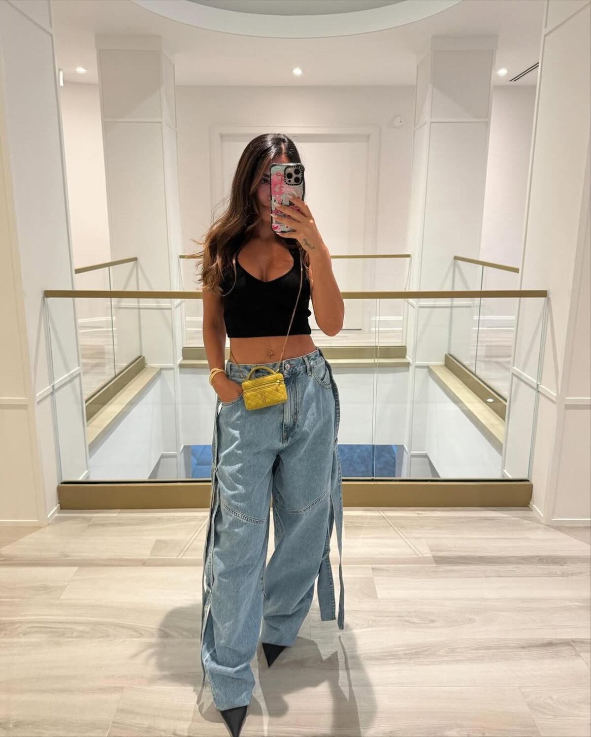Antonela Roccuzzo marca la pauta de la moda 2025: los jeans oversize con tiras que conquistaron Miami