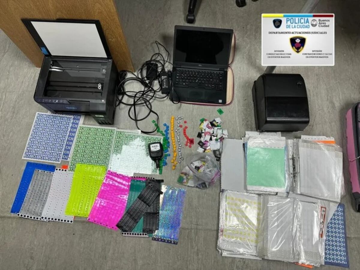 La Policía de la Ciudad de Buenos Aires detuvo a cuatro personas de Colombia por vender tickets falsos para el show de Karol G. (Policía de la Ciudad)
