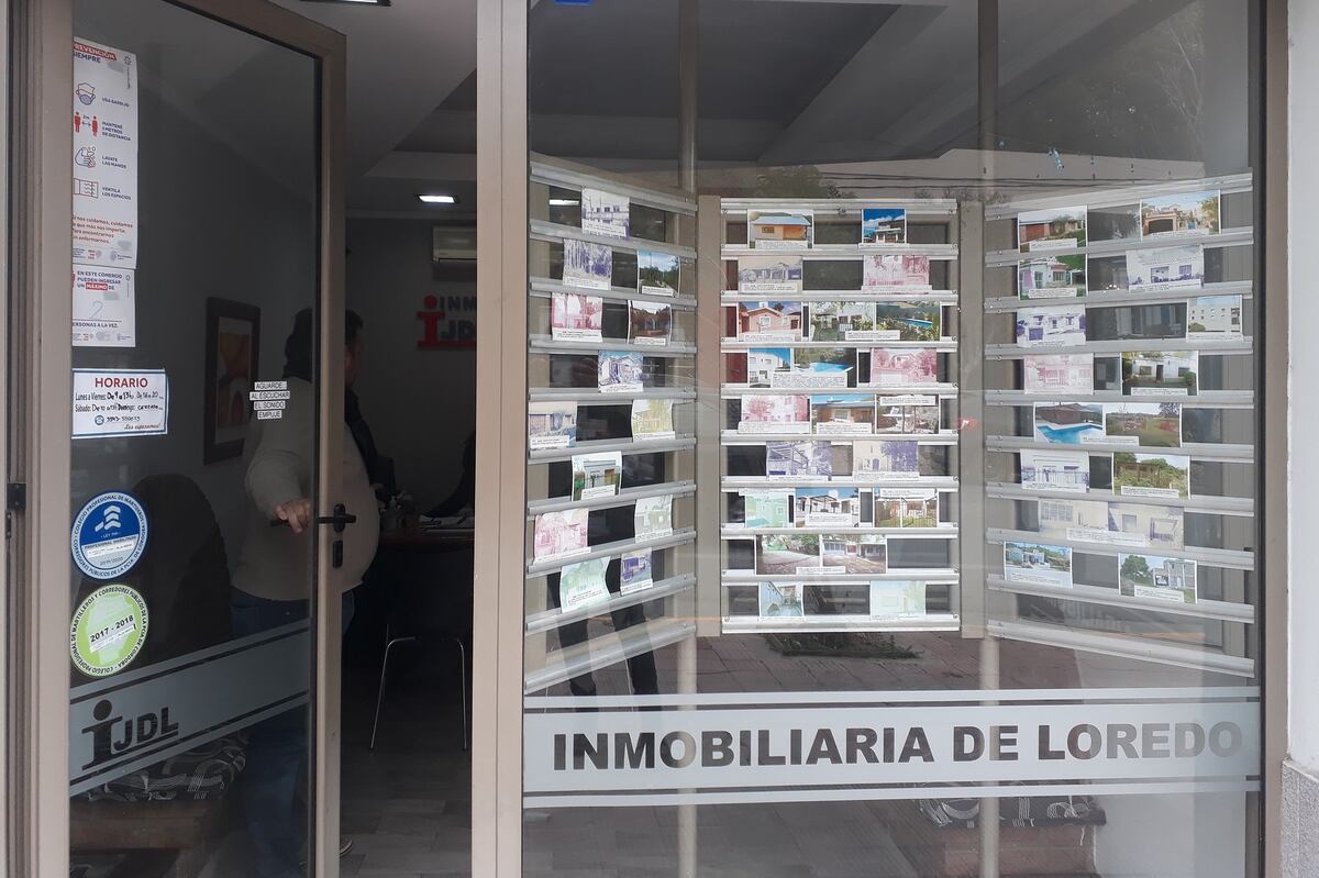 Río Ceballos. Una inmobiliaria muestra sus casas en venta. Pero nada para alquilar. Una imnagen que se repite en todas las ciudades, (La Voz/ Archivo)