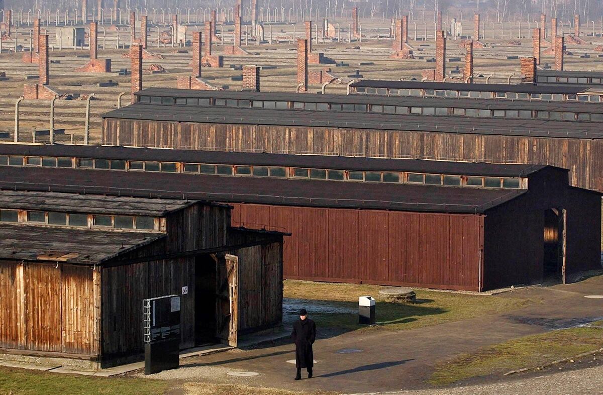 Los prisioneros de los nazis vivían en las barrancas de madera, con frío, hambre y mugre. (AP)