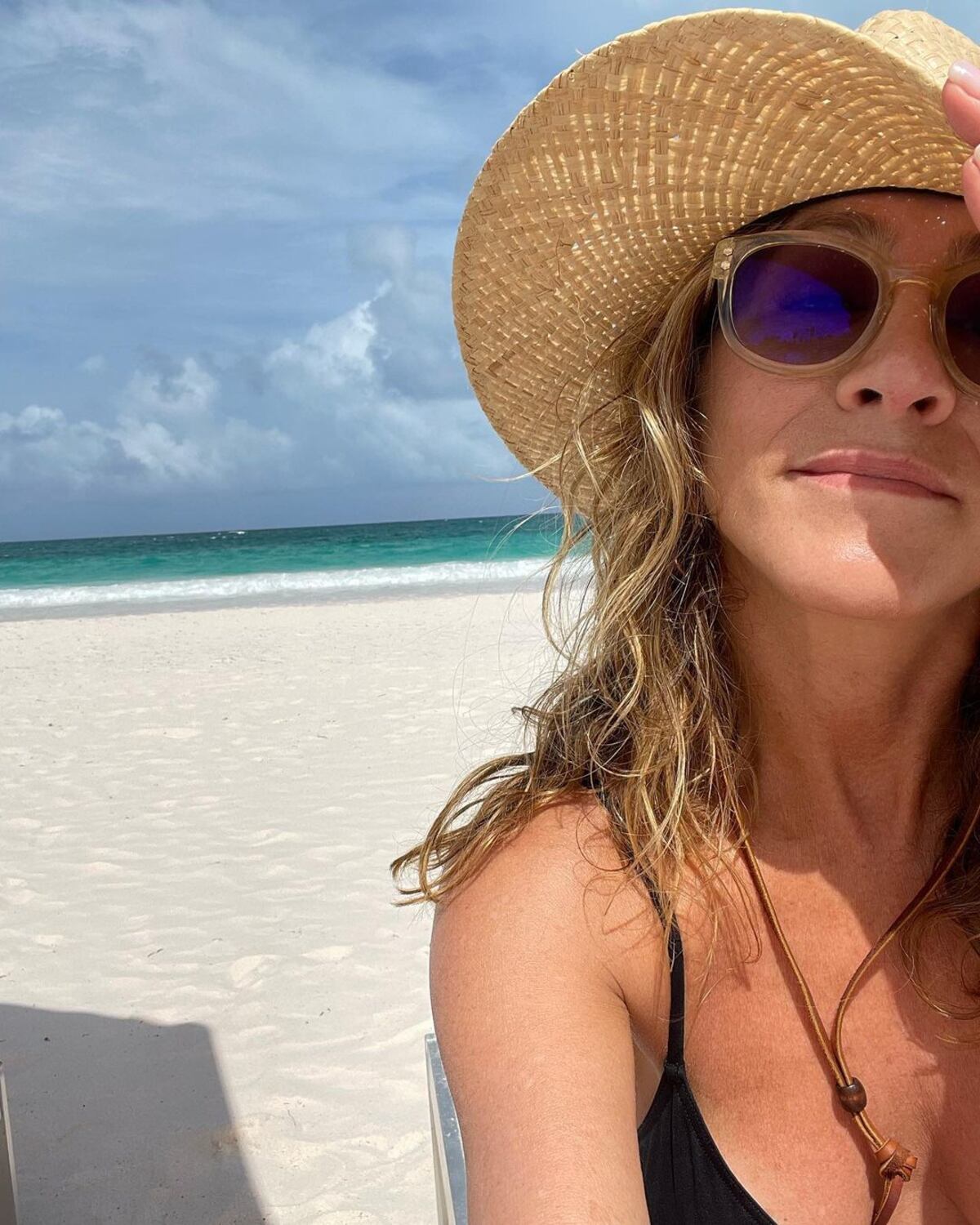 Jennifer Aniston comparte una selfie desde la playa