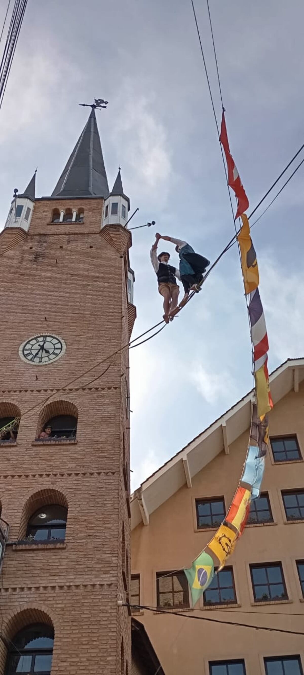 Acrobacias en la Oktoberfest: una suma agregada en esta edición 2025. (La Voz)