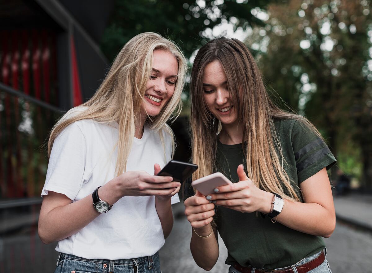 Jóvenes y celulares. (Freepik)