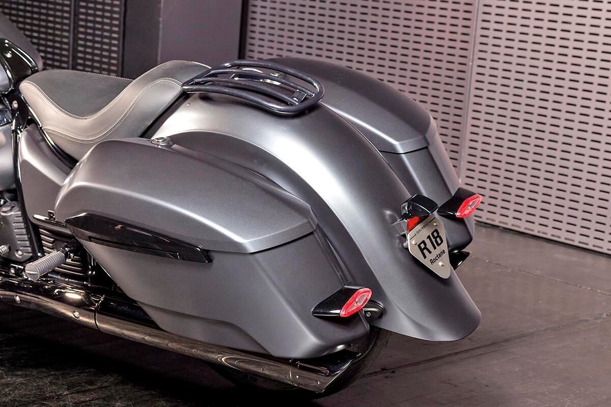 Su estilo estilo Custom Bagger se expresa con mucha fuerza en su sector trasero.