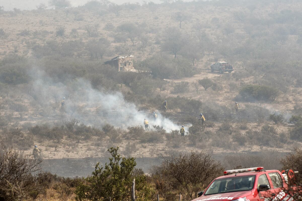 Varias dotaciones de bomberos combaten los incendios en la zona de La Cumbre con autobombas y aviones hidrantes.  (La Voz)