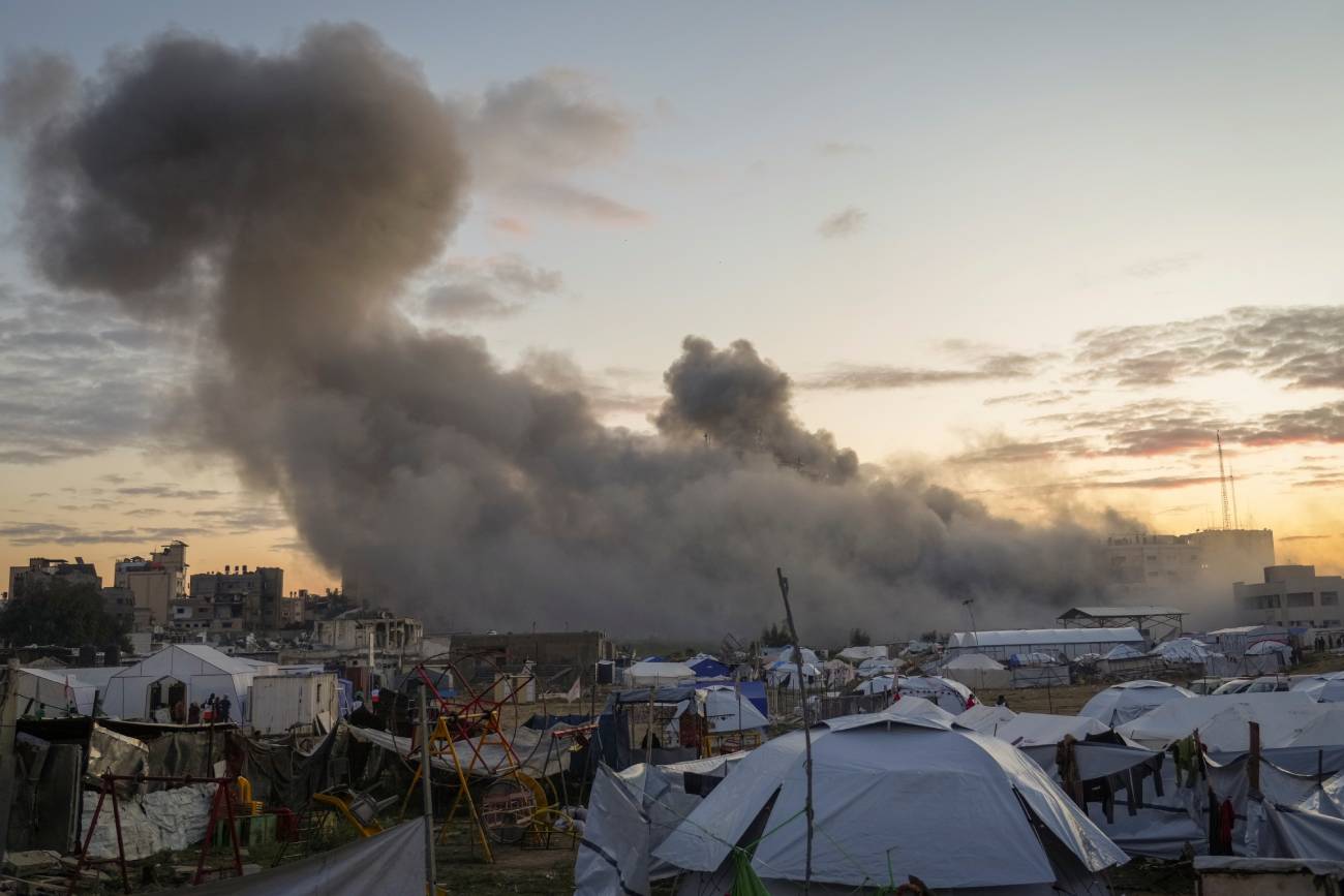Humo y escombros se elevan desde un edificio tras ser atacado por el ejército israelí, tras las órdenes de evacuación de los residentes, en la ciudad de Gaza, el sábado 22 de marzo de 2025. (Foto AP/Jehad Alshrafi)