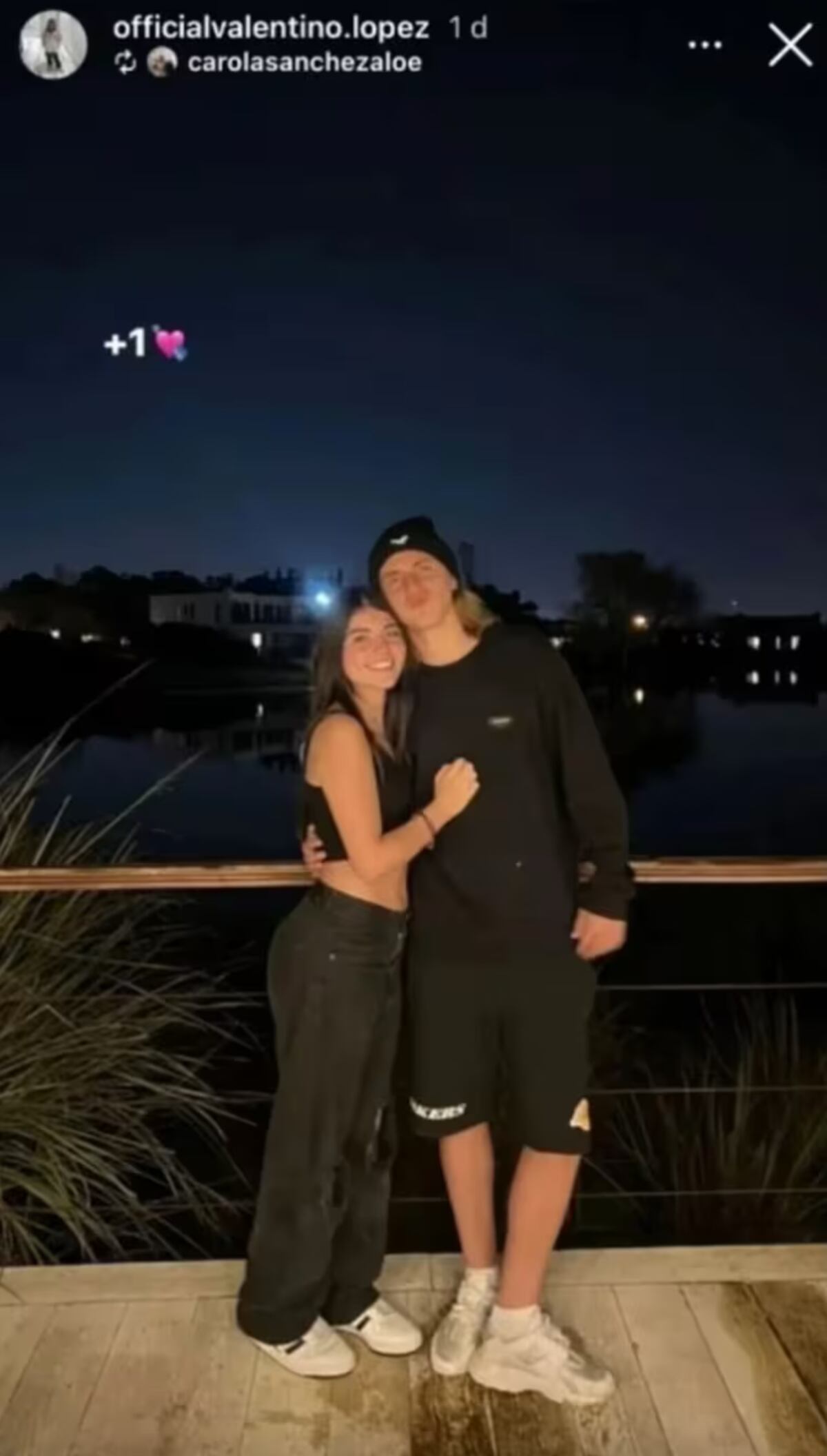 La foto que Valentino compartió junto a Carola al celebrar su primer mes juntos. (Foto: captura de pantalla)
