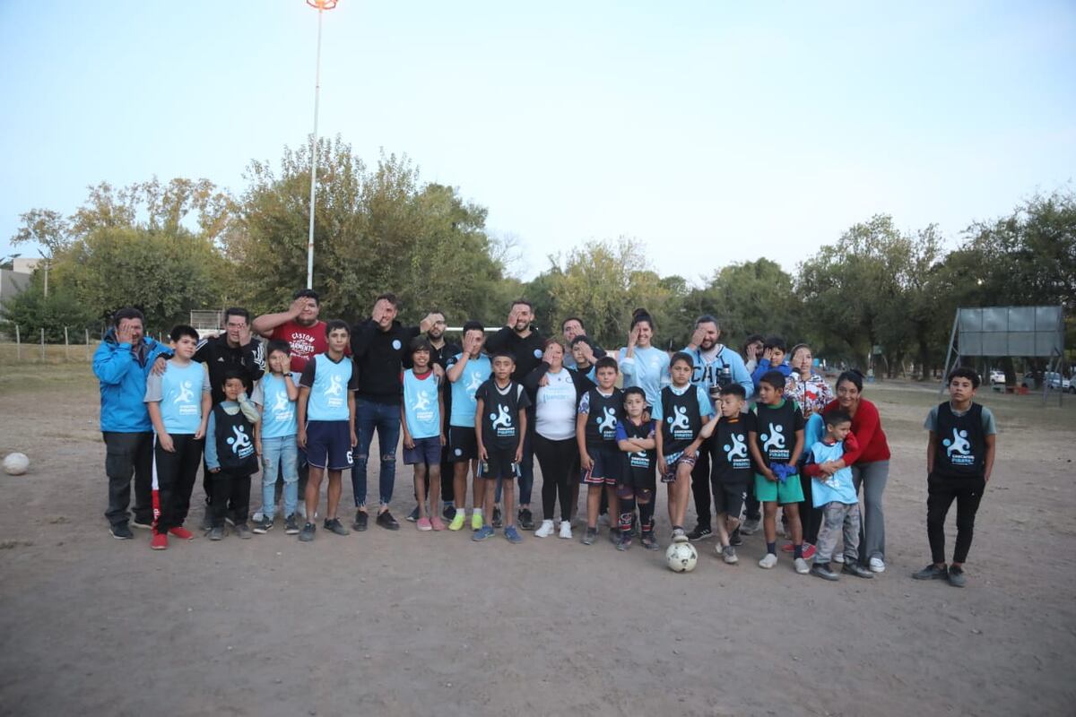 Futbolistas de Belgrano en la Escuelita Atletic de Barrio Argüello, donde se entregaron kits deportivos con pelotas, conos y pecheras. (Prensa Belgrano)