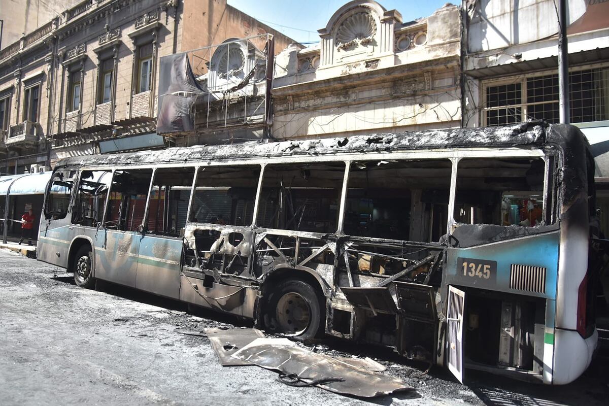 Se incendió un colectivo de la Tamse en pleno centro de Córdoba capital. Foto Ramiro Pereyra/La Voz