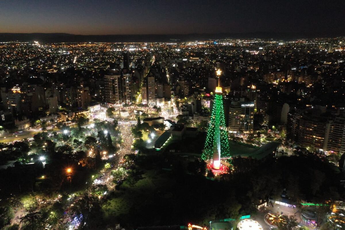 En fotos y videos, así se ve el arbolito de Navidad gigante de Córdoba. (Prensa Gobierno)