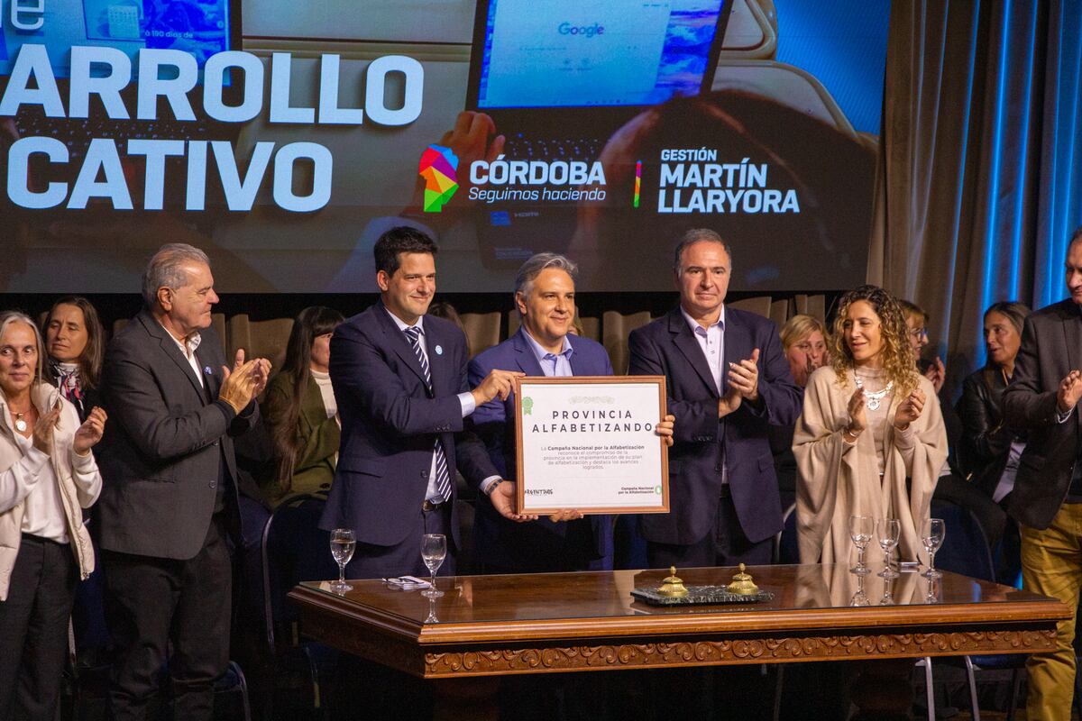 Martín Llaryora, y Horacio Ferreyra fueron distinguidos por las políticas de alfabetización. (Argentinos por la Educación)