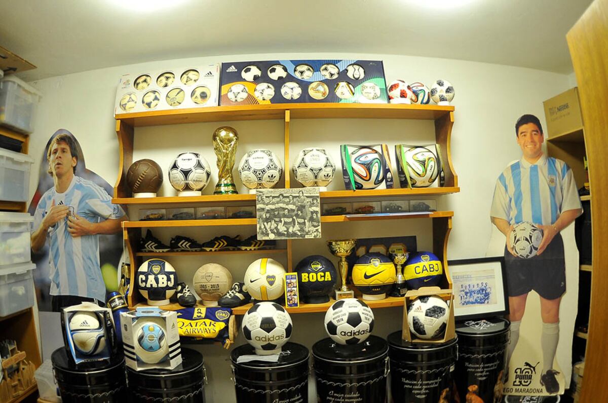 Alfredo Chaguri es contador y fanatico de Boca y de Diego Maradona a quien ha seguido por todo el mundo en mundilaes y en Boca y tiene diversos recuerdo con el y sobre a 10 meses de su muerte lo recuerda 23 septiembre 2021 foto Javier Ferreyra